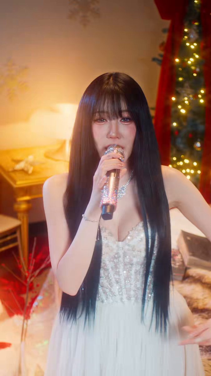 BENZKHAOKHWAN - CHRISTMAS OR KISS ME (Midnight Version) Live Session OUT NOW! 🔗 🎬 YouTube : QWIN LABEL #ChristmasOrKissMe_KKB #Benzkhaokhwan #QWINLABEL Khaokhwan K.