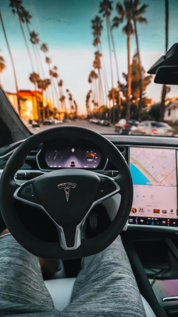 On a testé la conduite autonome de Tesla 🚘 Un aperçu du futur : nous avons pu assister à une démonstration de conduite en mode 100% autonome dans une Tesla, en pleine ville en région parisienne. Un test impressionnant et probant. 🎙️ Julien Bonnet 📹 Erwan Morvan