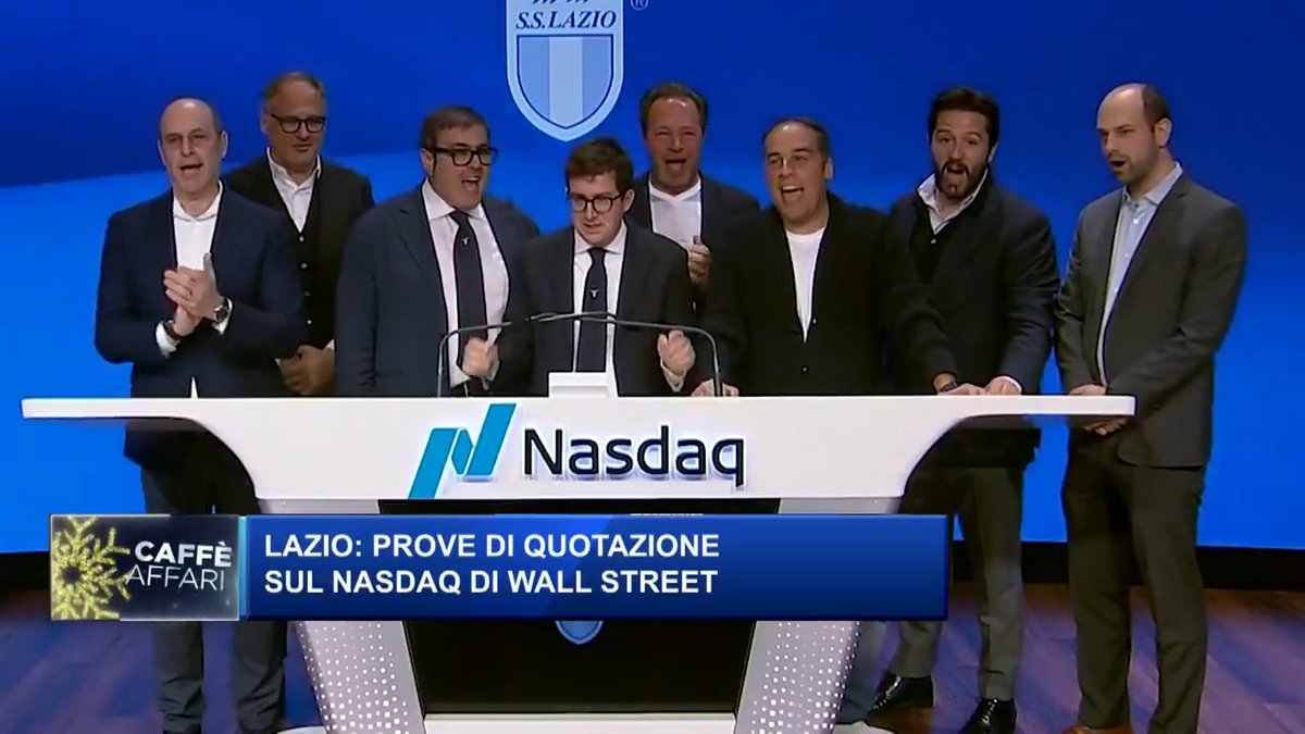 La #Lazio accarezza il sogno di quotarsi a #WallStreet: ieri Enrico Lotito, figlio del presidente Claudio Lotito, ha suonato la campanella di chiusura contrattazioni del #Nasdaq. Un evento solo celebrativo, per ora, ma il piano per sbarcare a New York sarebbe nei progetti.