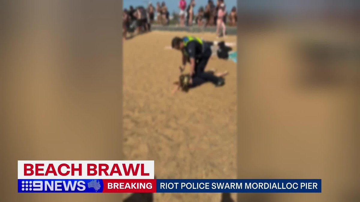 #BREAKING: Hundreds of teenagers have stormed a supermarket in Mordialloc following a brawl at the beach. Gillian Lantouris #9News