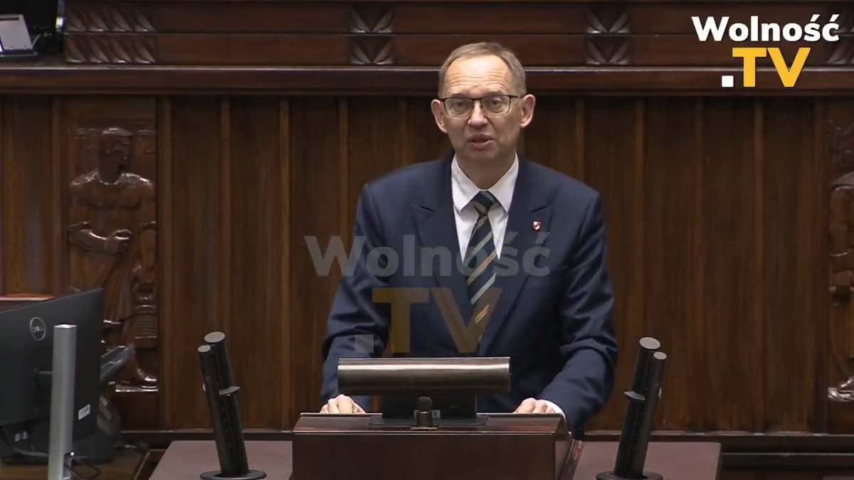 ✅ Roman Fritz o chanuce w Sejmie: "Co roku, w polu polskiego sejmu ma miejsce jakiś dziwny, dziwaczny wręcz obrzęd, gdzie czołowe postaci tego parlamentu kłaniają się przed portretem rabina Schneersona! Rabin Schneerson jest uosobieniem skrajnego rasizmu. Czy w polskiej konstytucji rasizm jest pochwalany czy zakazany? Wnoszę w tym momencie o odroczenie obrad, aby państwo otrzeźwieli i odpowiedzieli sobie na pytanie, co sekta Chabad Lubawicz robi w polskim Sejmie." Grzegorz Braun Roman Fritz Konfederacja Korony Polskiej