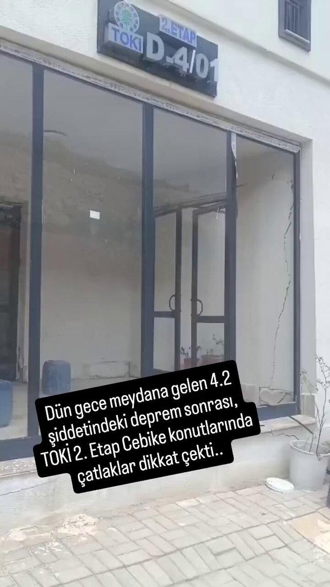 Nasıl Hatay ayağa kalkmış her şey ışıltılı mıymış? Dün gece meydana gelen 4.2 büyüklüğündeki depremin ardından TOKİ 2. Etap Çevlik konutlarında oluşan çatlaklar dikkat çekti. #Hatay