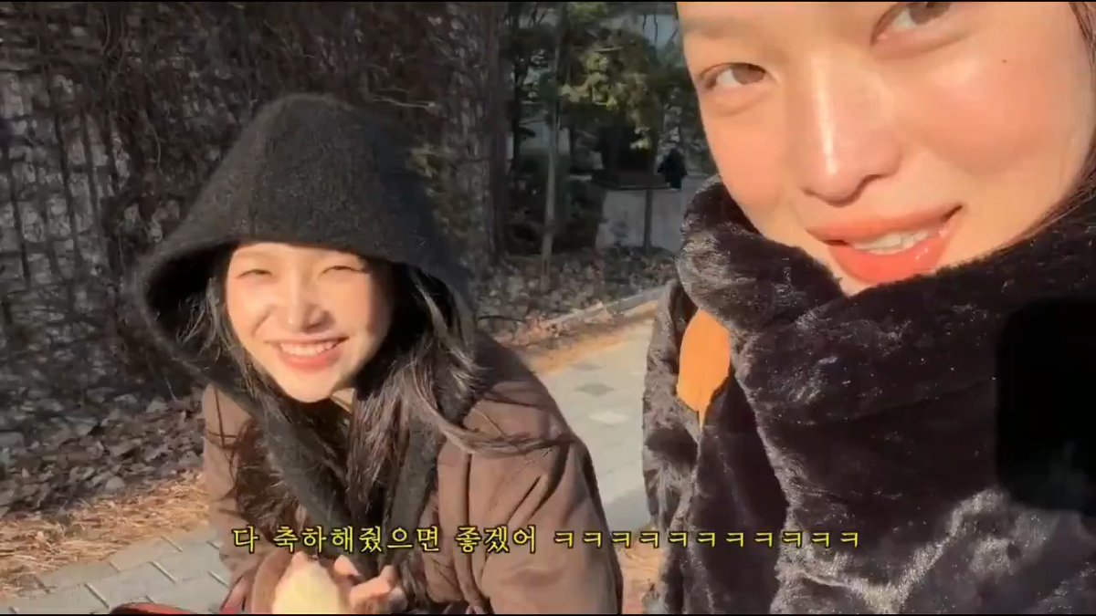 yeri imagined fans to come to her wedding and congratulate her when she got married one day lol she thinks it would be fun 🤣🤣🤣 she also doesn't want a sad wedding where people cry from being too moved bcs she'd feel embarrassed crying like that, so she wants a fun wedding 😂😭