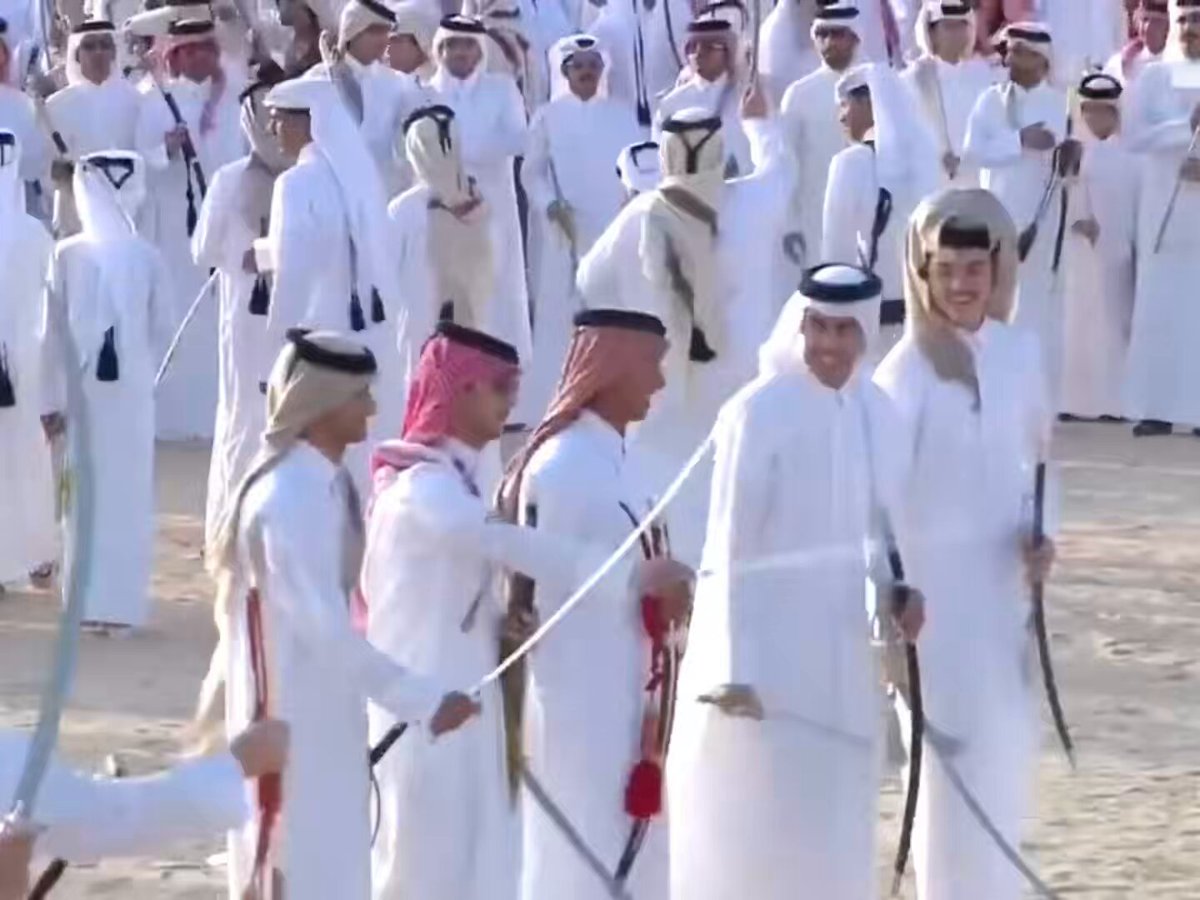 سمو الشيخ تميم بن حمد آل ثاني، رعاه الله، يشارك أبناء شعبه في أداء عرضة هل قطر بمناسبة اليوم الوطني. 🇶🇦