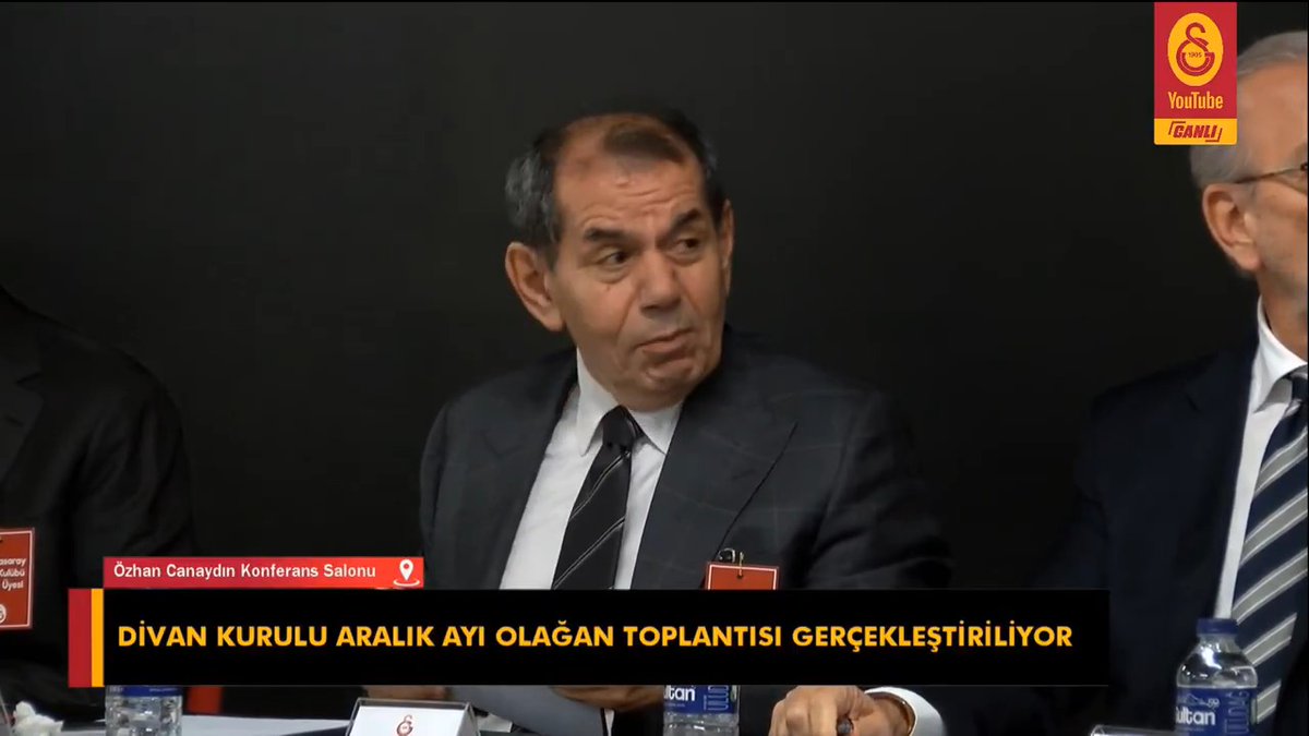 Galatasaray Divan Üyesi Ertay Örmen: "Şu ana kadar biten bir projeniz yok." Başkan Dursun Özbek: "Efendim! Çok ayıp ediyorsun. Hazirun'a sor!" Hazirun: "3 sene şampiyon olduk."