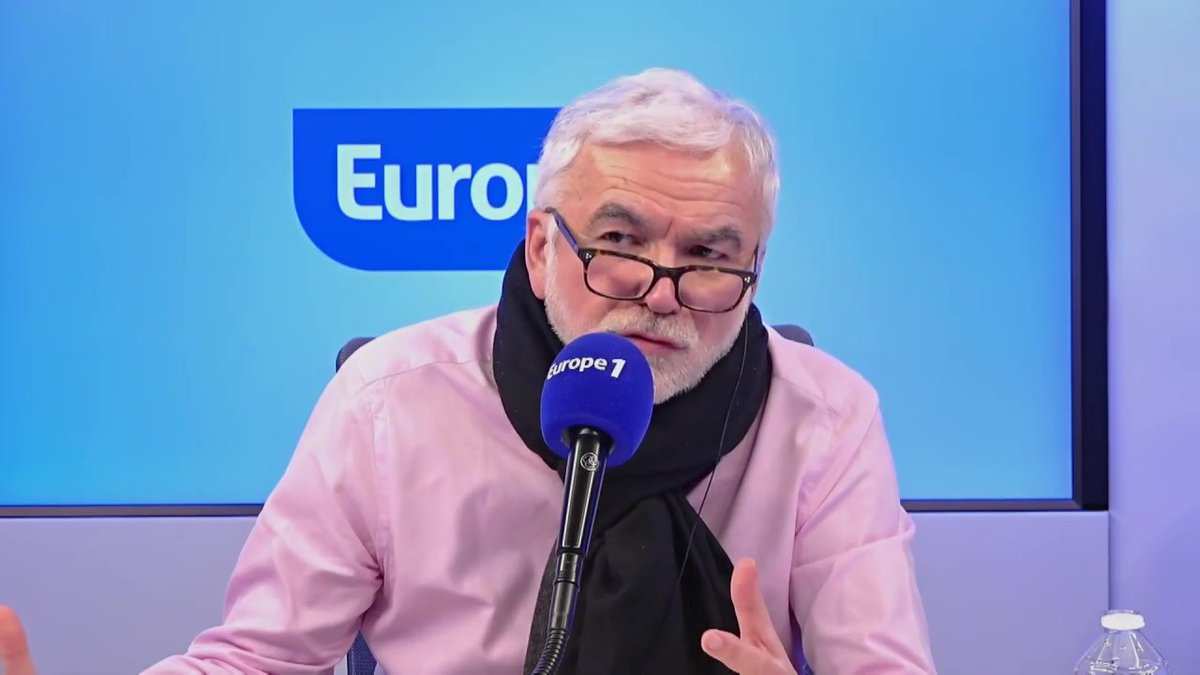 Bardella moqué dans Quelle Époque ! "Je trouve qu'ils ont tort de faire ce mépris de classe sur lui. Ils devraient être un peu plus modestes quand on voit les résultats qui ne plaident pas pour eux" estime Pascal Praud, dans #PascalPraudEtVous sur #Europe1