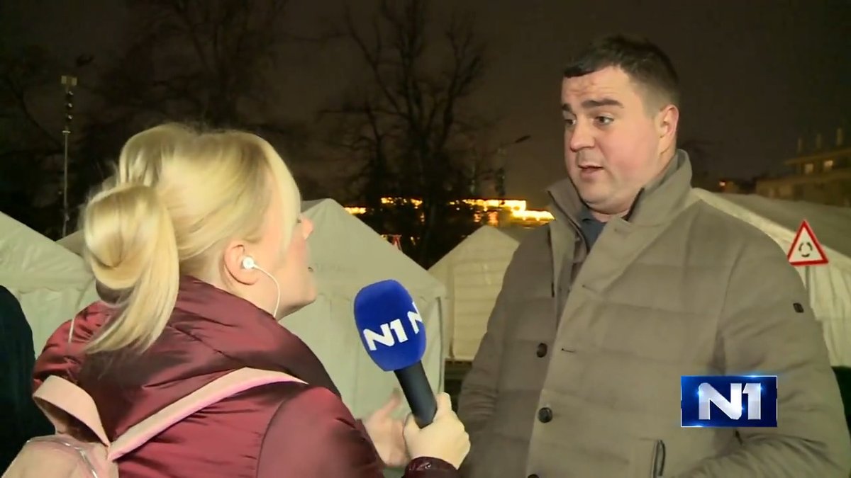 Reporterka N1 Žaklina Tatalović, koja je danas pratila zasedanje skupštine, oko 16.30 mogla je iz zdanja parlamenta da izađe samo na glavni ulaz, jer je ulaz iz Kosovske ulice bio zatvoren. Kad se izađe ispred Narodne skupštine, direktno se nailazi na Ćacilend, i jedini način da se izađe iz tog prostora je da se zaobiđe celo zdanje, jer su i ka Pionirskom parku, i levo ka Bulevaru Kralja Aleksandra i desno ka Trgu Nikole Pašića postavljene ograde, premazane tovatnom mašću.
