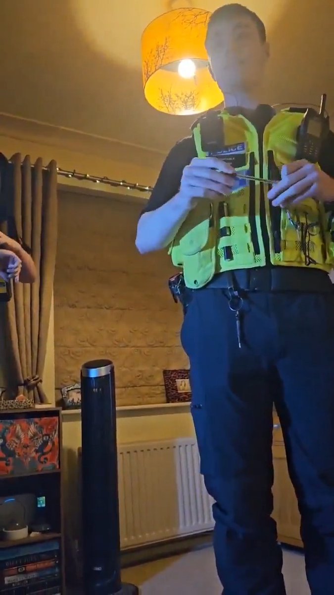 The British police are quite literally the enemy of the native UK population in 2025... “Our Hate Crime Team have reviewed it and said there are offenses there we need to explore” - UK cop regarding a man's X post #UnitedKingdom #police #3rdWorld #enrichment #london #england #enrichment #CulturalSuicide #caliphate