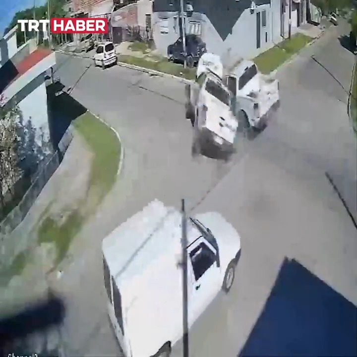 Arjantin'de hırsızı kovalayan iki polis aracı kavşakta böyle çarpıştı. 4 polis yaralandı, hırsız kaçtı.