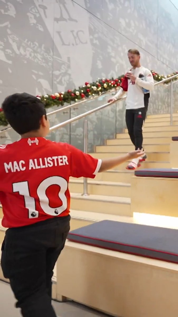Former footballer Lucho and his son Lihuen, Liverpool fans from Argentina, got the thrill of a lifetime when they flew to England to meet their favorite player. ❤️