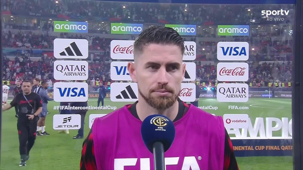 “Foi um ano incrível. Erros acontecem, já errei pênalti, mas não tem outra palavra que não seja ‘orgulho’. O time deixou tudo em campo para honrar a camisa. E honrou.” “Espero que esse grupo não seja esquecido tão cedo.” 🎙️ Jorginho. 🎥 sportv ge