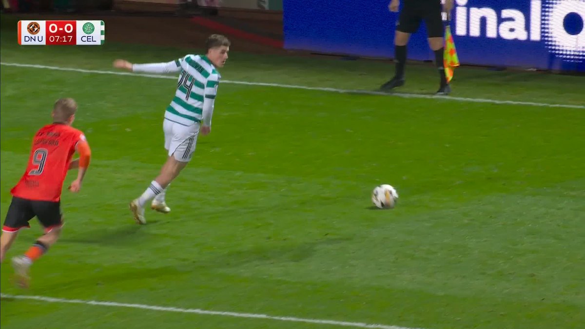🗣️ "Good link-up play there!" Johnny Kenny forces Dundee Utd goalkeeper Dave Richards into an early save 🧤