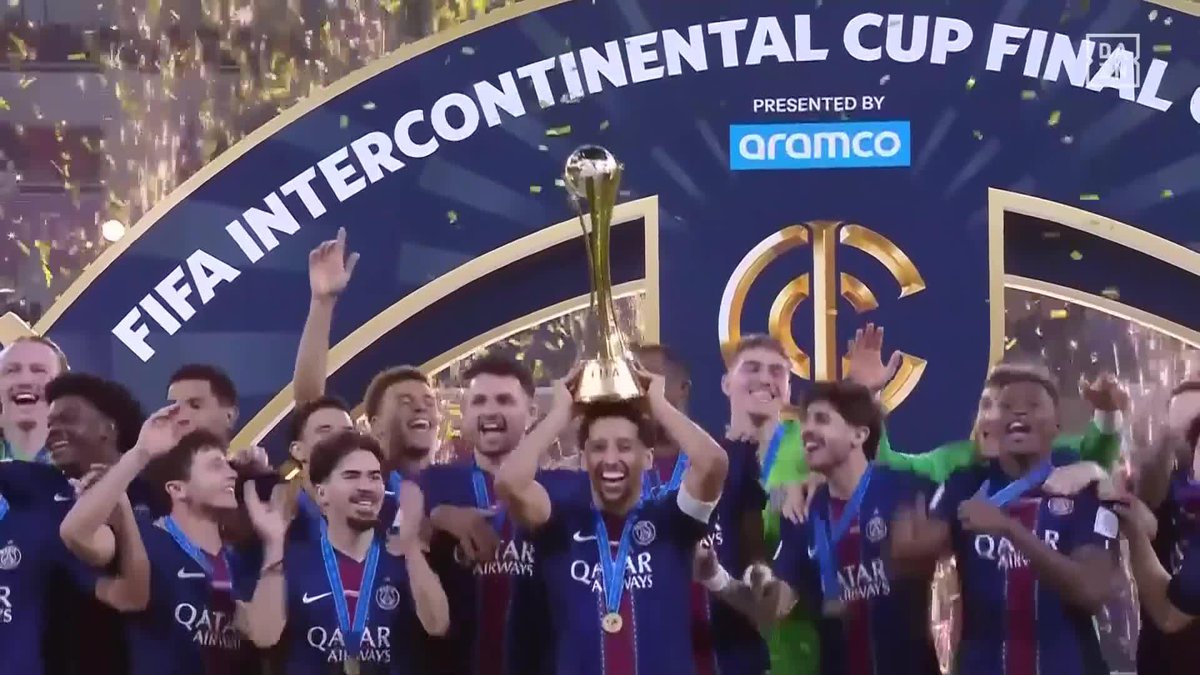 MARQUINHOS LEVANTA LA COPA AL CIELO DE DOHA 😍 Los de Luis Enrique logran el SEXTETE derrotando a Flamengo en penaltis 🏆🏆🏆🏆🏆🏆🇫🇷 #FIFAIntercontinentalCup 🏆