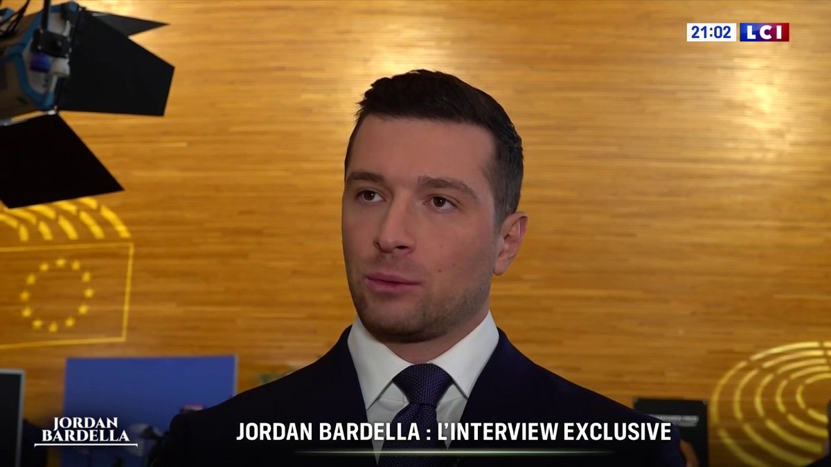 🗣️ "L'AFD a pris des positions il y a quelques mois qui n'étaient pas compatibles avec le projet que nous portons pour le pays avec Marine Le Pen. ", explique Jordan Bardella. ▶️ Jordan Bardella invité de Darius Rochebin