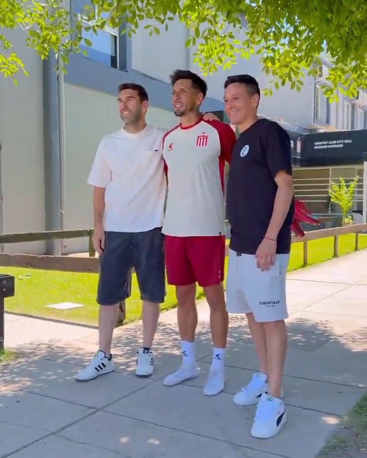 🤝🏆 Una visita de campeones a campeones. Mauro Boselli y Fernando Zuqui en City Bell. ¡Qué alegría verlos! ❤
