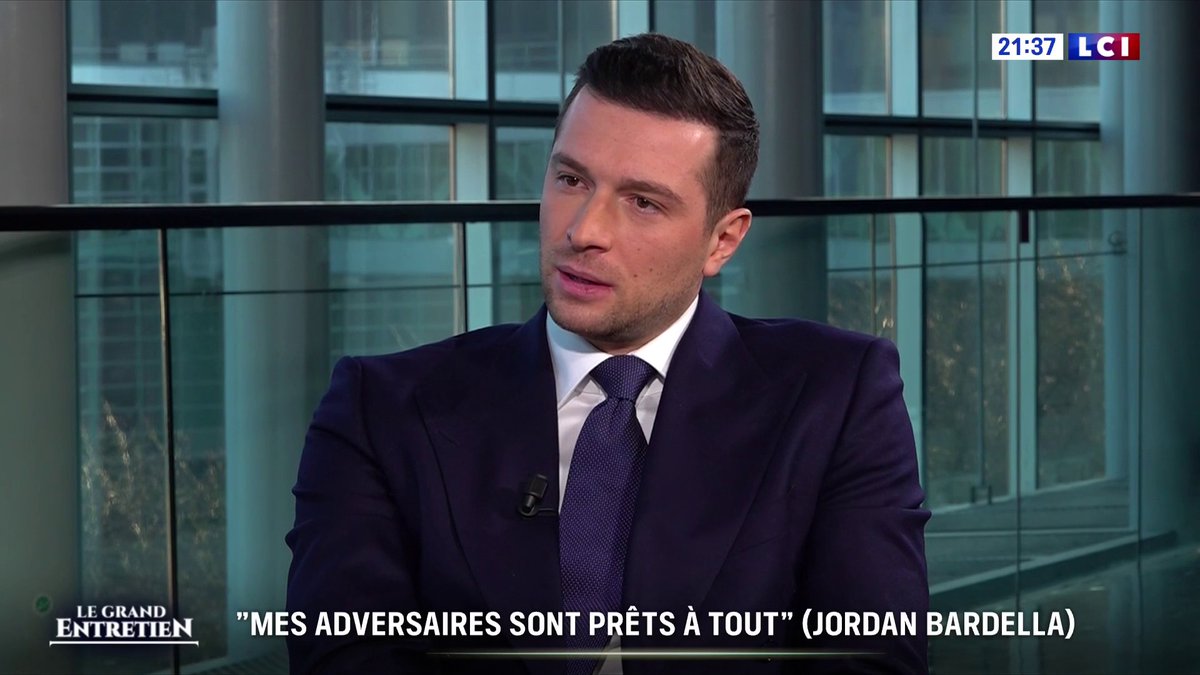 "Coquille vide" : "Il y a une forme de mépris social de la part de beaucoup de gens qui considèrent que, parce que je n'ai pas été ministre avant, je ne peux pas défendre mes compatriotes", témoigne Jordan Bardella ▶️ Jordan Bardella invité de Darius Rochebin