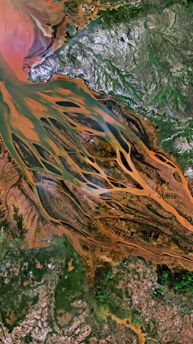 Madagascar y la pérdida de su biodiversidad única es realmente preocupante. El estuario del río Betsiboka es una de las costas que más rápido está cambiando en todo el mundo. Décadas de tala intensiva en las selvas tropicales y en los manglares costeros del oeste de Madagascar han provocado una erosión generalizada, arrastrando tierra roja al río y al mar. En algunas zonas, la pérdida de suelo ha alcanzado las 300 toneladas métricas por hectárea, la mayor cantidad registrada en el planeta.
