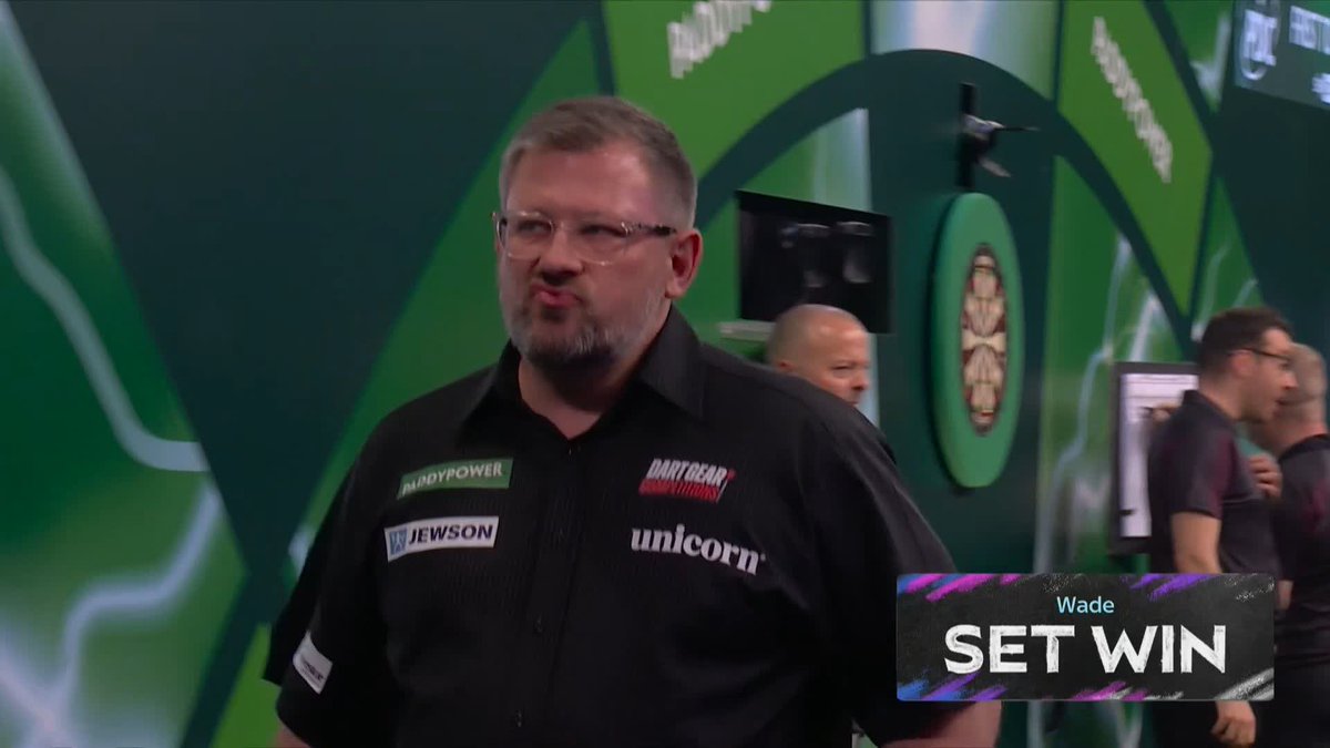WADE OFF TO A STRONG START! James Wade averages almost 98 to secure the early advantage against Japan's Ryusei Azemoto, who has shown signs of promise! 📺 #WCDarts | R1