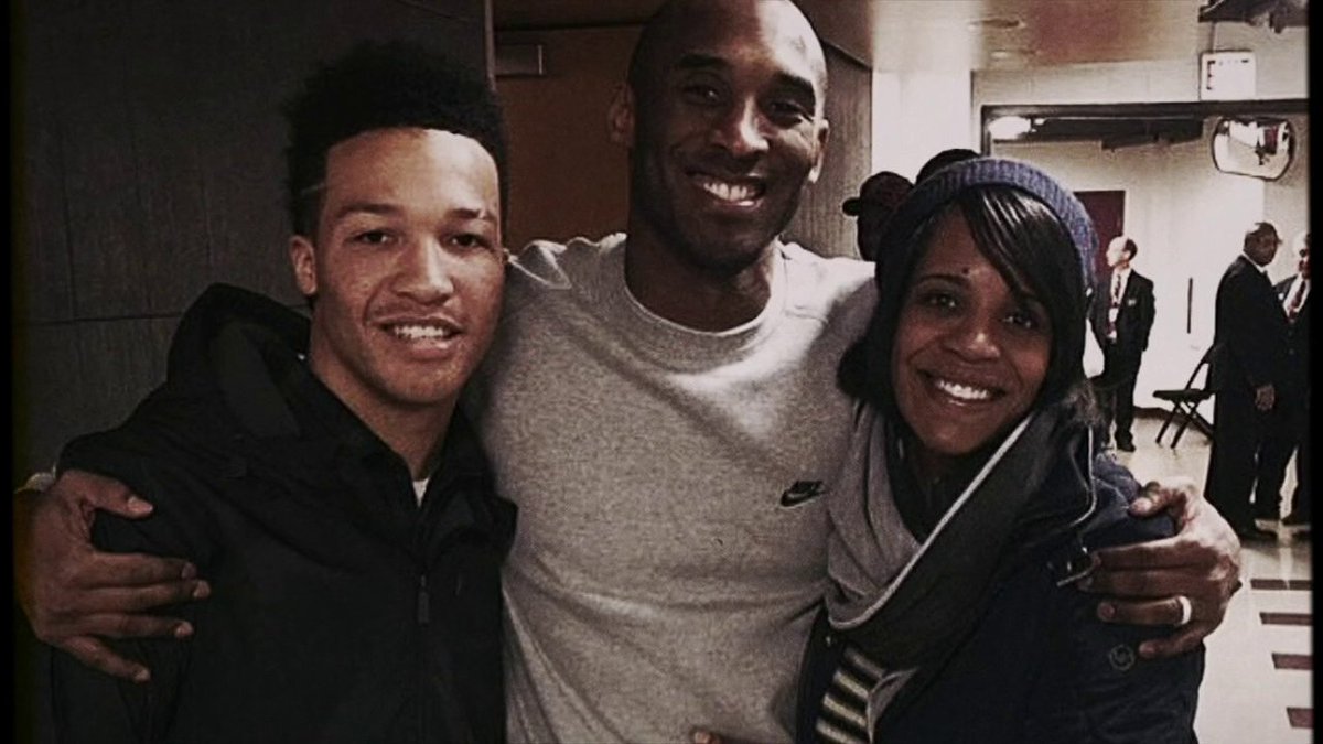 Jalen Brunson remembers the moment Kobe Bryant handed him his signature Christmas shoes in high school. A moment that changed everything ❤️ (via Malika Andrews)