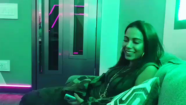 Anitta ainda não sabia, mas nesse dia ela tava gravando o maior hit da sua carreira, primeira música bilionária por um artista brasileiro, uma das maiores músicas da AL, ELA FEZ HISTÓRIA