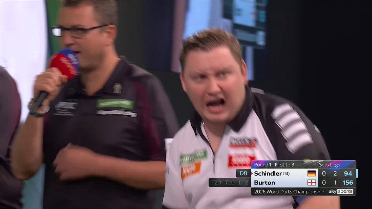 SCHINDI WINS SET ONE! Martin Schindler lets out a roar after reeling off three consecutive legs to wrap up the opening set against Stephen Burton! 📺 #WCDarts | R1