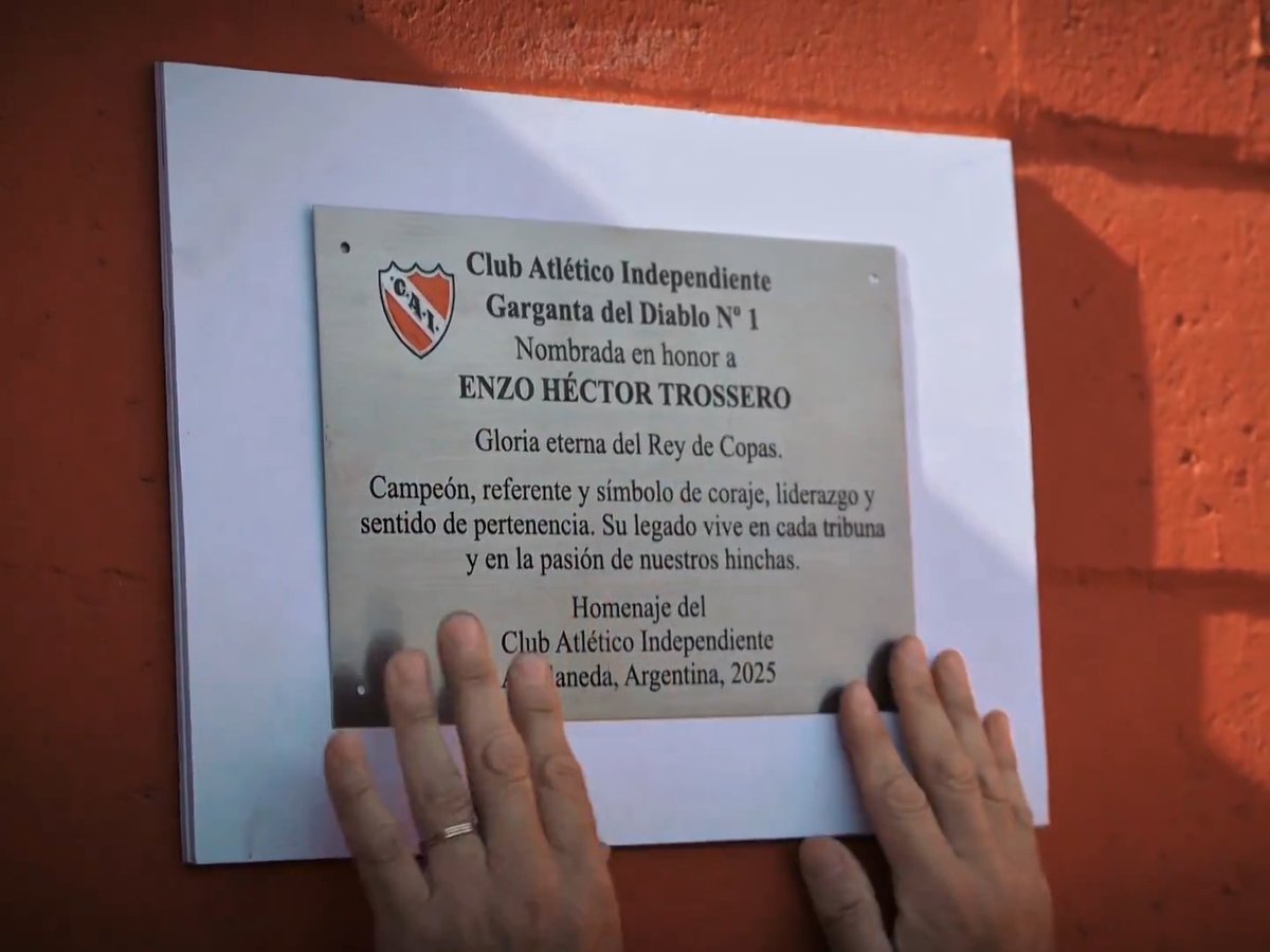Homenaje a nuestra histórica zaga central ♥️ A partir de hoy, las gargantas 1 y 2 del Estadio Libertadores de América - Ricardo Enrique Bochini llevan tallado el nombre de Hugo Villaverde y Enzo Trossero. #TodoRojo 🔴