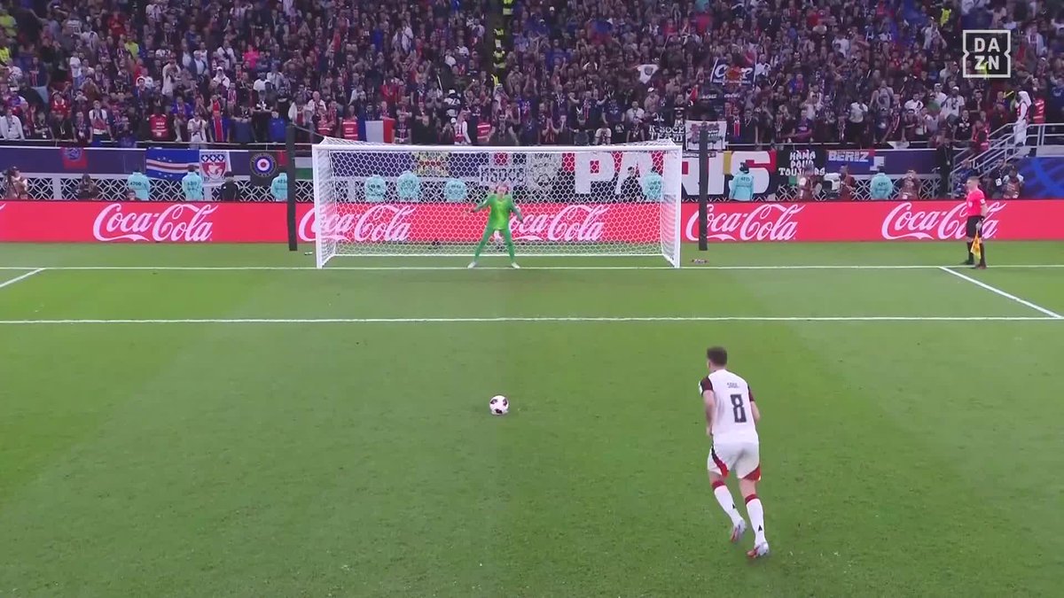 🇫🇷 衝撃の4連続セーブ 🏆️ パリ・サンジェルマンのGKサフォノフがインターコンチネンタルカップで驚異の4連続PKストップ。 左右のセーブから、正面のシュートも止め、タイトル獲得へ導く。 🎥：DAZN Football