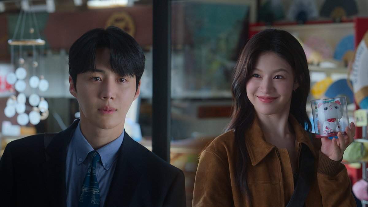 Can This Love Be Translated?, a new rom-com series starring Kim Seon-ho and Go Youn-jung, premieres January 16. The emotions of a celebrity and her interpreter get lost in translation as they travel the world filming a TV show.