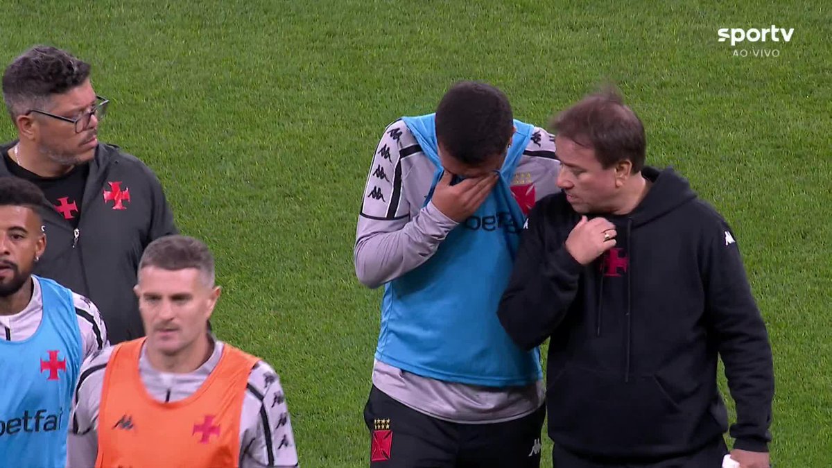 ⚠️ Mateus Cocão, do Vasco, sente no aquecimento e sai do gramado chorando. 🎥 sportv | ge