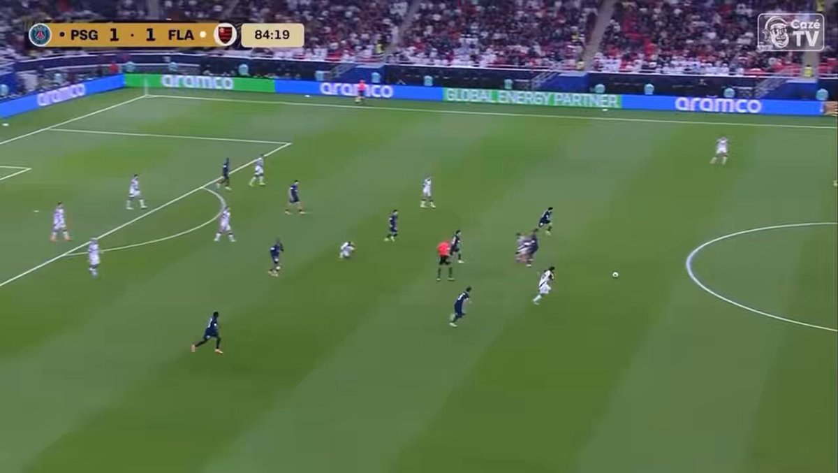 Aqui o Pedro perdeu a vaga na Copa. Um centroavante com uma mobilidade melhor teria matado esse jogo. As lesões acabaram com o Pedro.