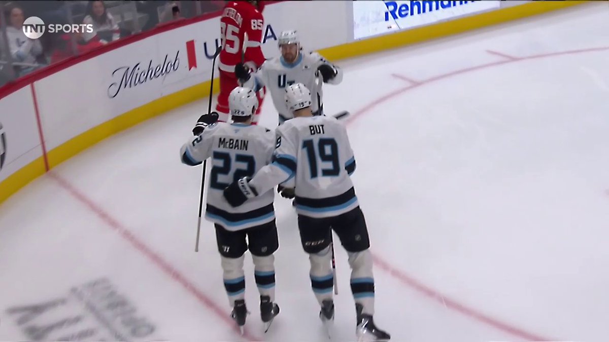 Peep this pass from Michael Carcone 👀 📺: NHLonTNT &amp; Actually HBO Max ➡️