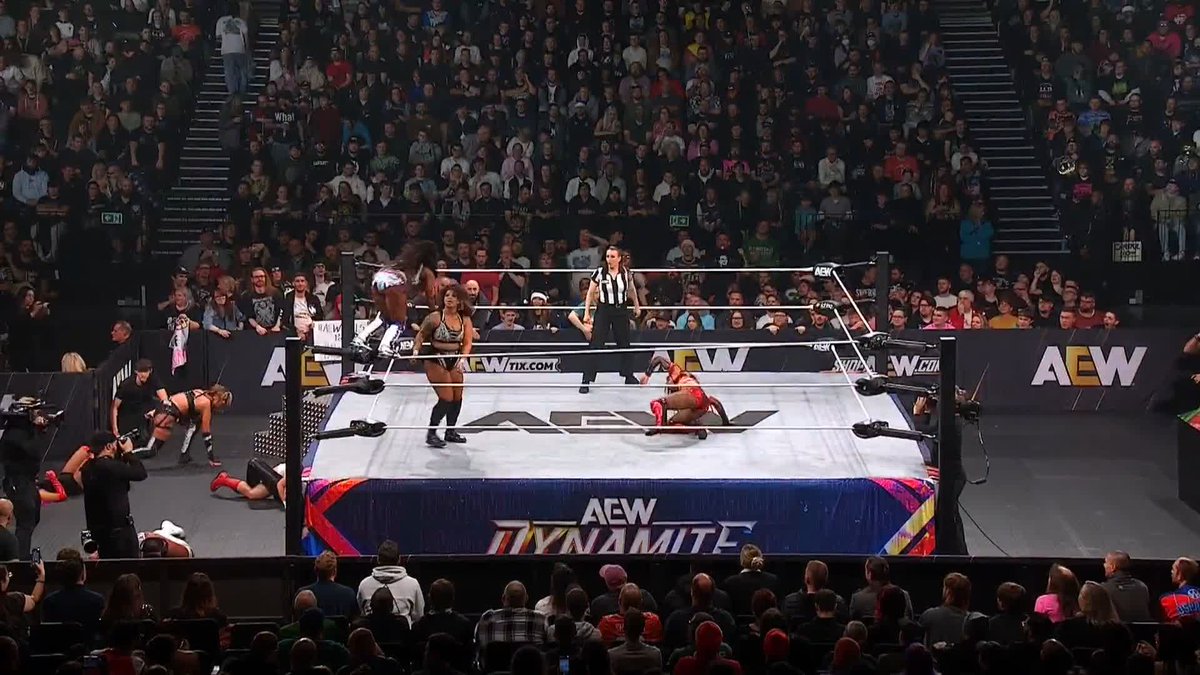 .Último Moné just pinned 1/2 of the AEW Women's World Tag Team Champions, @WillowWrestles! Watch #AEWDynamite on TBS & HBO Max