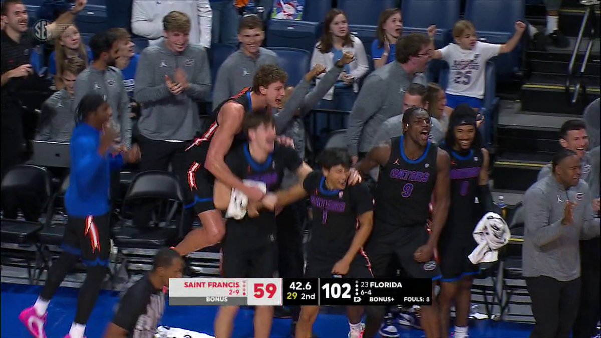THE TALLEST PLAYER TO EVER SCORE A FG IN COLLEGE BASKETBALL 🔥 Florida's 7'9" Olivier Rioux makes history with his first-ever FG 👏