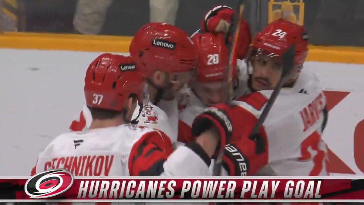 Some pretty passing here from the Carolina Hurricanes! 😍