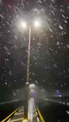 ثلوج كثيفة تشهدها أنحاء من حائل. -