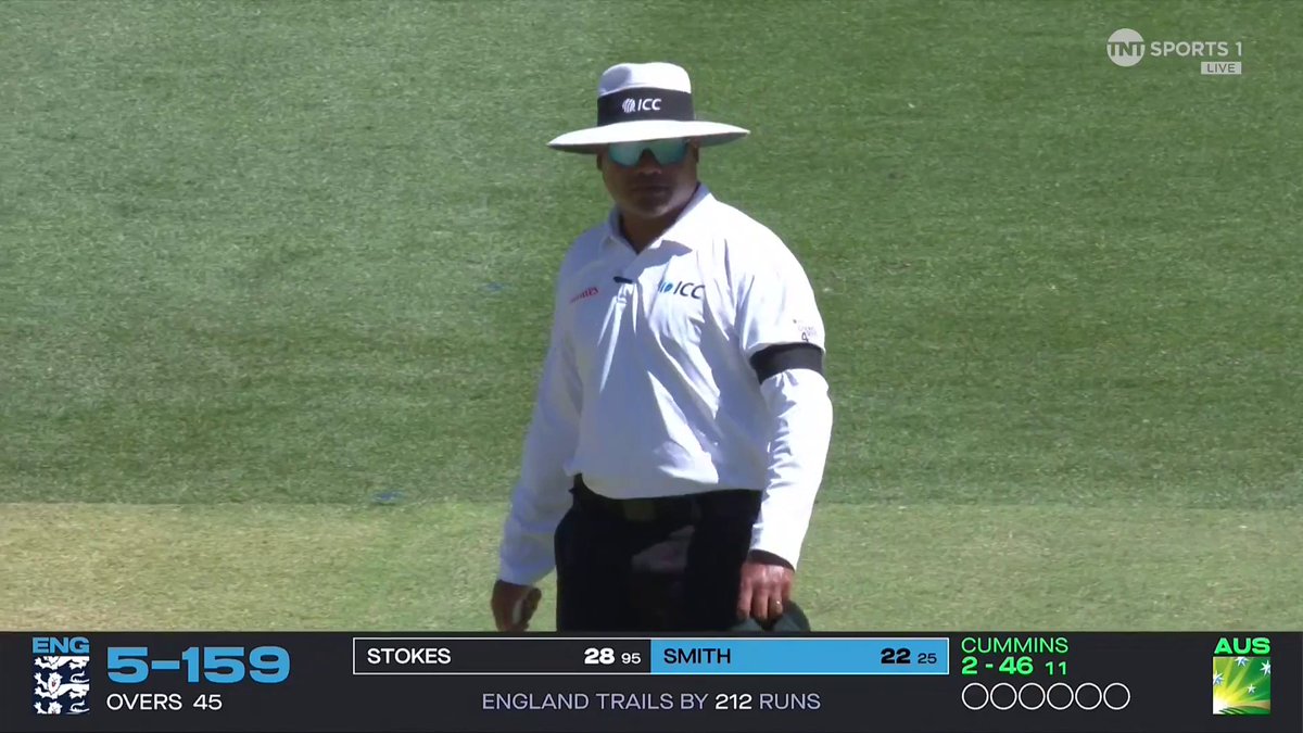 England’s Ashes hopes hang by a thread! Jamie Smith is given out after a review — but Snicko appears to be out of sync again! 👀