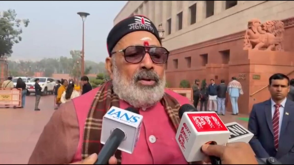 "Nitish Kumar did nothing wrong, this is not Islamic country and why hide one's face while collecting an employment letter." - Union Minister Giriraj Singh