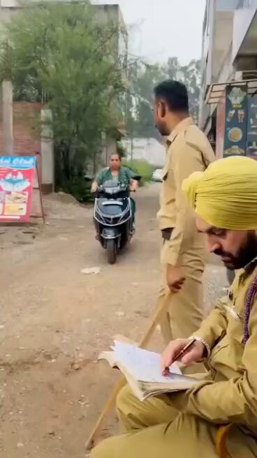 चालान ऐसा काटो कि फिर जिंदगी भर चालान काटने की नौबत ही न आए गजब आइडिया है बॉस 🤣