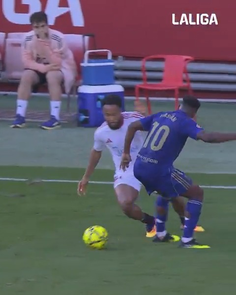 🇳🇬 Sevilla winger Chidera Ejuke really went back in for the nutmeg. 🤣🥜