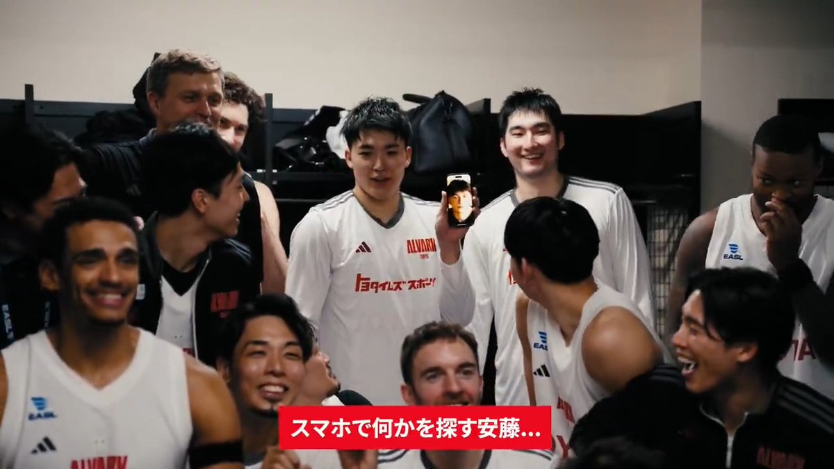集合写真に来れないチームメイトのために...😂 キャプテン・ザックの誕生日を選手&スタッフみんなでお祝い🎉🎉 zack baranski ザックバランスキー 安藤 周人(Shuto Ando) テーブス海 Kai Toews #アルバルク東京 #GRITUP #EASL