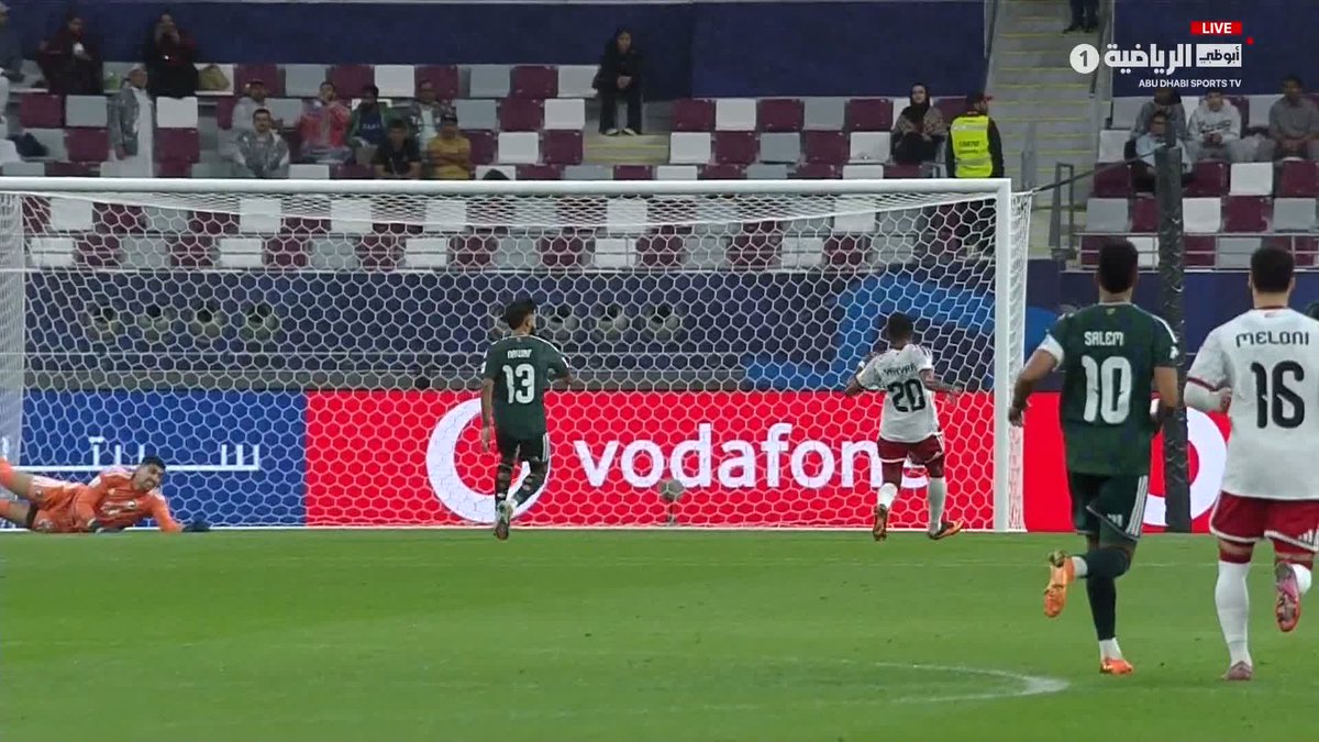 فرصة هدف أول تضيع على منتخبنا.. #الإمارات_السعودية #كأس_العرب 🏆 #FIFAArabCup