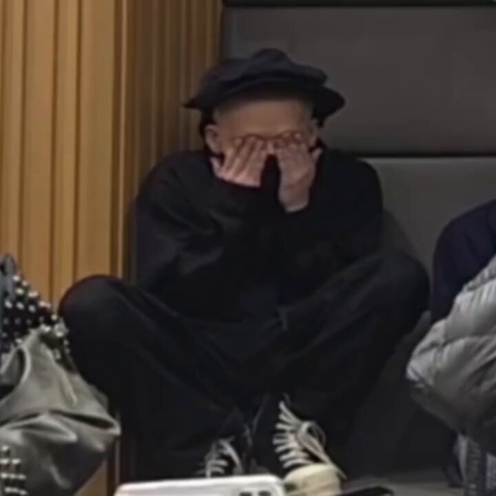 they all look like YG just dragged them out of their bed and turned on the live lmaoo😭