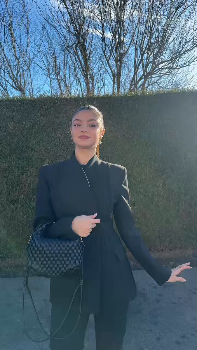 Layna, merci.