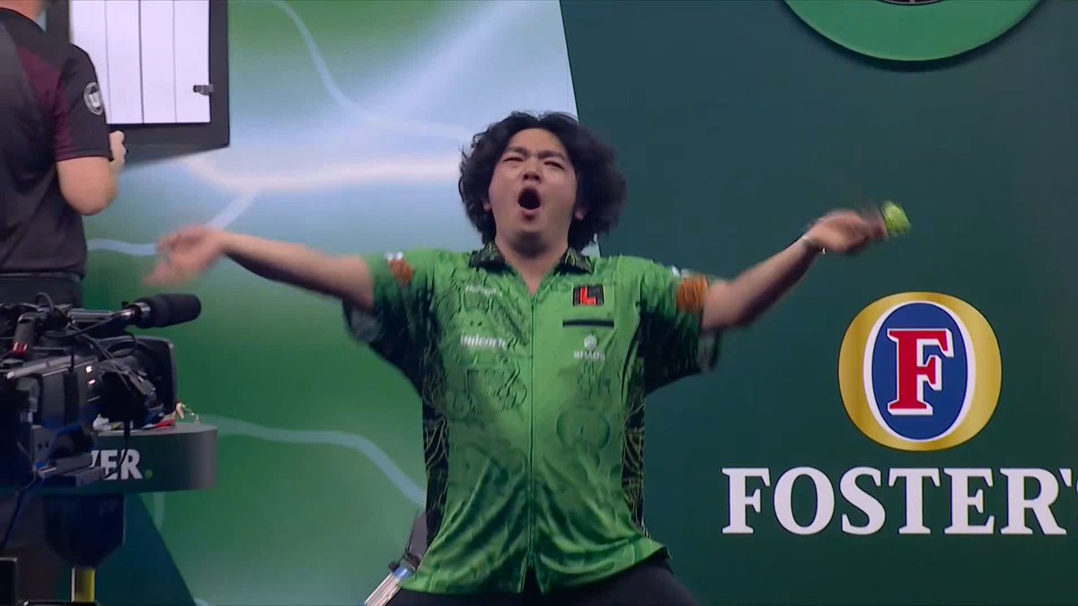 SAKAI ONE SET AWAY! Even the Ally Pally wasp can't stop Motomu Sakai right now! This is World Championship HERITAGE! 😍 📺 #WCDarts | R1