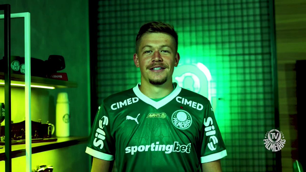 É do Verdão ✍️💚 Pelas lentes da TV Palmeiras Sportingbet, os detalhes da permanência de Bruno Fuchs! 🤩 ➤