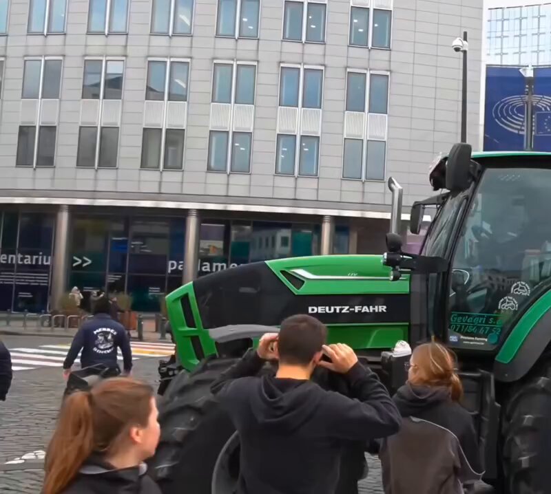 European farmers 50 meters from EU headquarters. Ursula von der Leyen will likely flee.