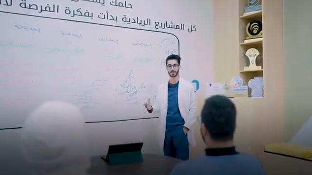 #أثر_جامعة_المجمعة | سعود… طالب جامعي بدأت رحلته الريادية من حاضنة الأعمال في مركز الابتكار وريادة الأعمال بجامعة المجمعة. من فكرةٍ بسيطة إلى مشروعٍ يرى النور، بدعم بيئة تؤمن بالابتكار وتحتضن الطموح. قصة تؤكد أن الجامعة تصنع الفرص، وتدعم طلابها ليكونوا روّاد المستقبل.