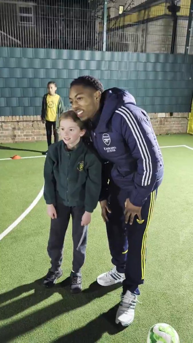 Back to school 📚 Noni and Myles took a trip to St John's Highbury Vale to surprise the pupils and take part in a girls after-school session 🙌