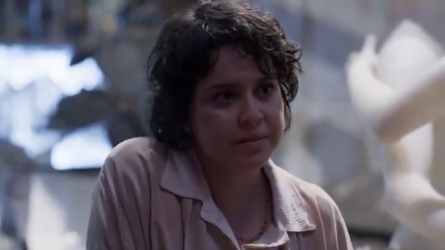 "Eu sou aquela que vai mostrar pra vocês que essa escultura não é falsa!" 😱 Claudia aparecendo pra salvar a nossa Liga da Chacrinha 🙌 ABSOLUTE NOVELÃO 🙌 Nem preciso falar que #TrêsGraças hoje tá imperdível, né? 🤌