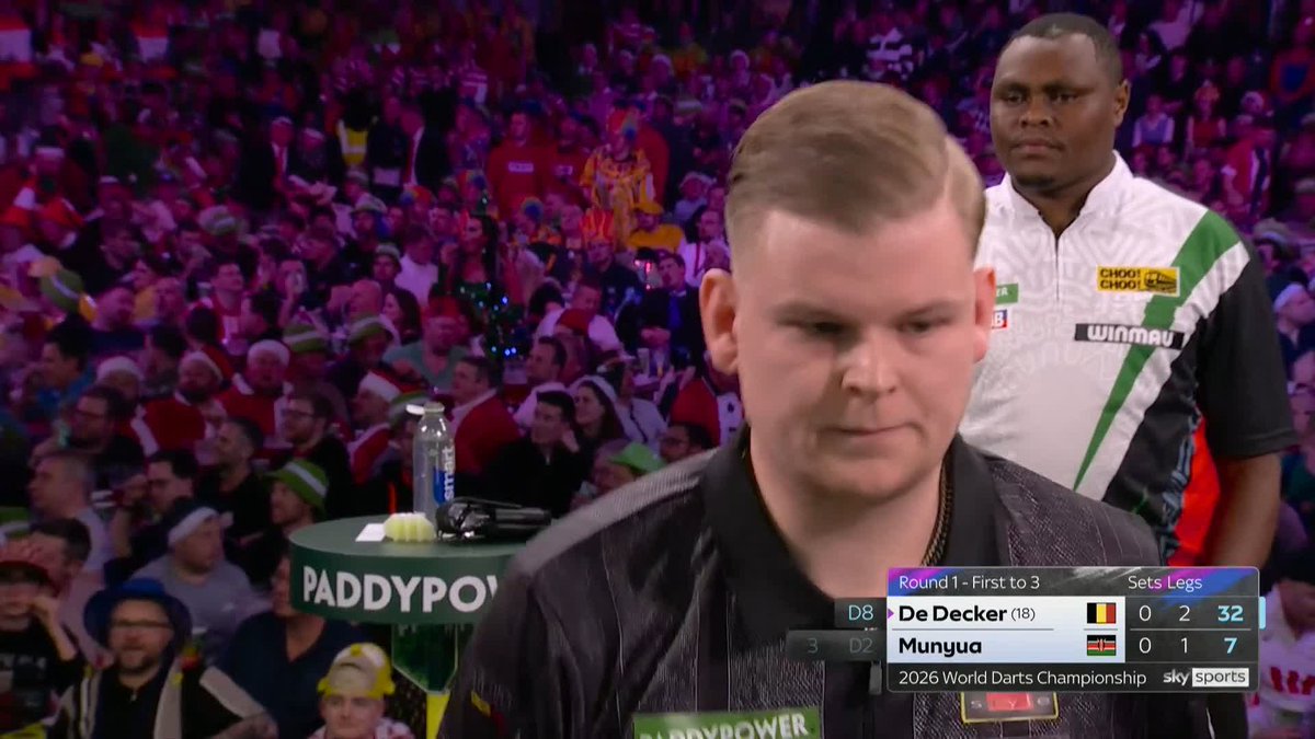 DE DECKER DRAWS FIRST BLOOD! High-quality opening set from both, but it's Mike De Decker who cleans up to secure an early lead against the new fan favourite! 📺 #WCDarts | R1